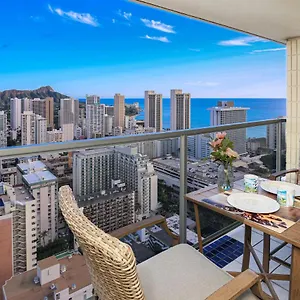  Apartment Stylish Studio With Great Ocean Views & Near Beach!